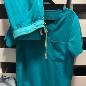 FIGS women’s Teal Scrub Top with pants